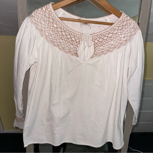 NEW Faherty Smocked Laura White Tan Peasant Knit Top Boho Embroidered Lagenlook - Picture 9 of 11